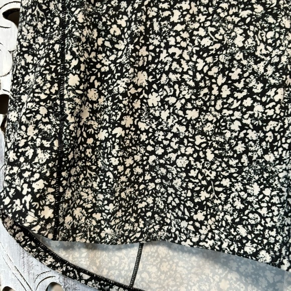 Lululemon Speed Up Short 2.5 Low Rise Daisy Dust Alpine White Black /Black - Picture 7 of 11